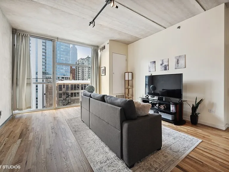 630 N Franklin St #906 — Photo 2