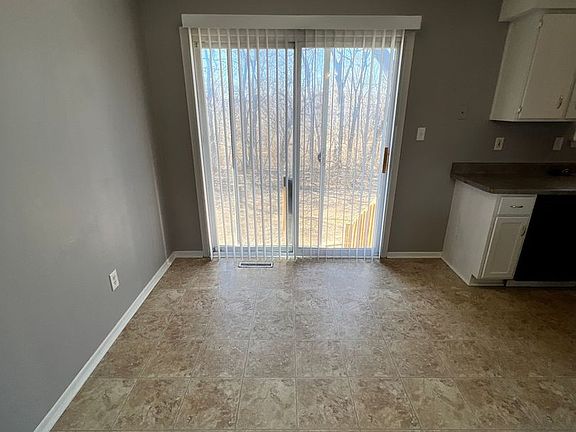 5th image of 300 NE Westwind Dr APT A