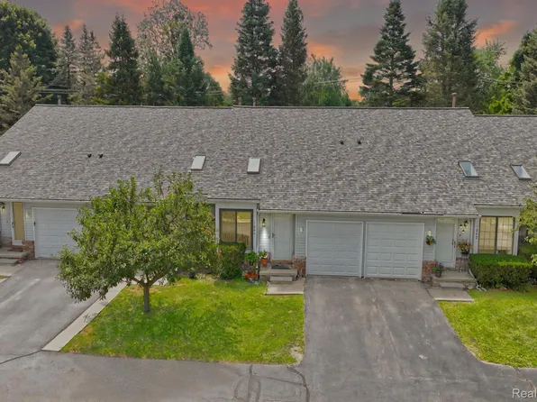 1844 N Pontiac Trl, Walled Lake, MI 48390