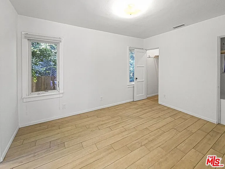 2049 Lake Shore Ave — Photo 16