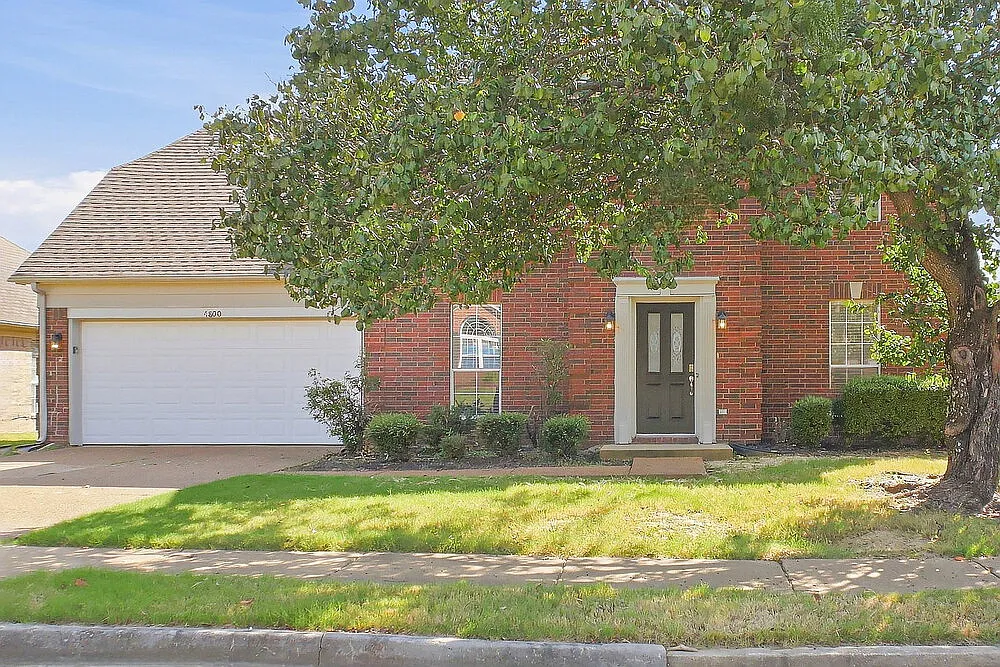 3 bed, 2.5 bath, 2300 sqft, $1,985 — Photo 1