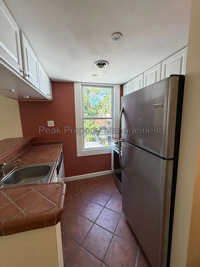 2 bed, 1.0 bath, 902 sqft, $1,400 — Photo 3
