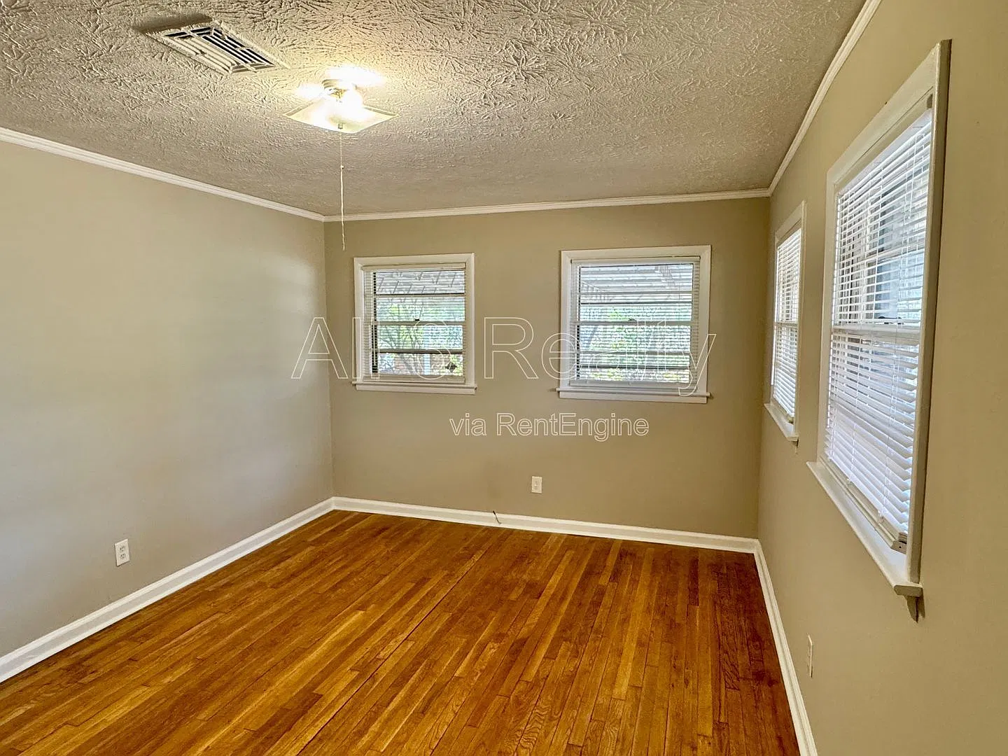 3 bed, 1.0 bath, 1127 sqft, $1,095 — Photo 3