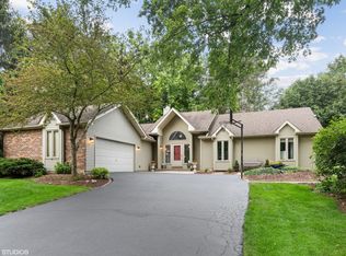 5N838 Kingswood Dr, St Charles, IL 60175