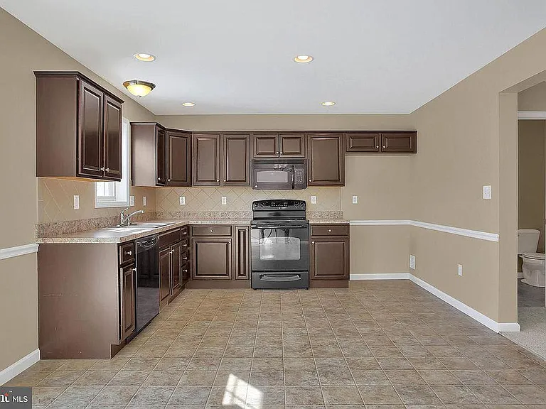 6395 Creekbend Dr — Photo 5