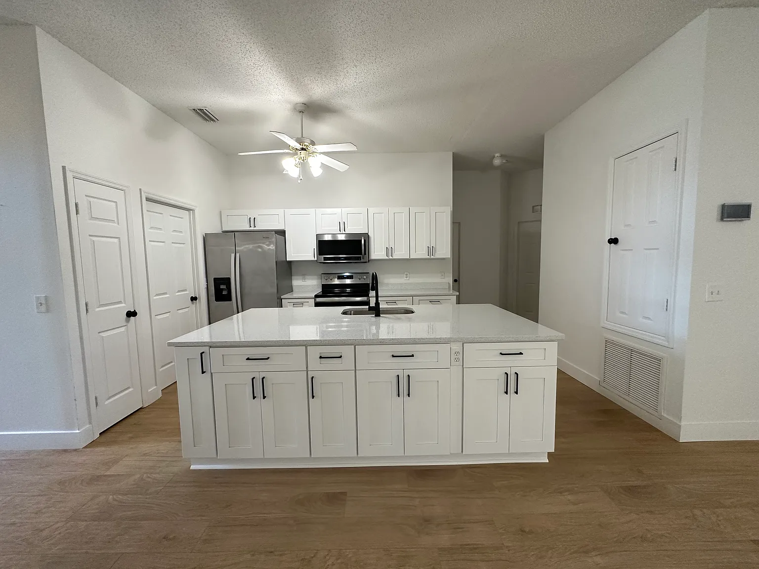 1055 Sedgewood Cir — Photo 2