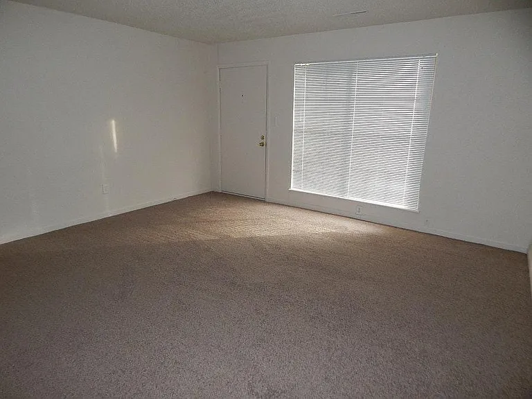 3714 SW 29th Ter — Photo 3