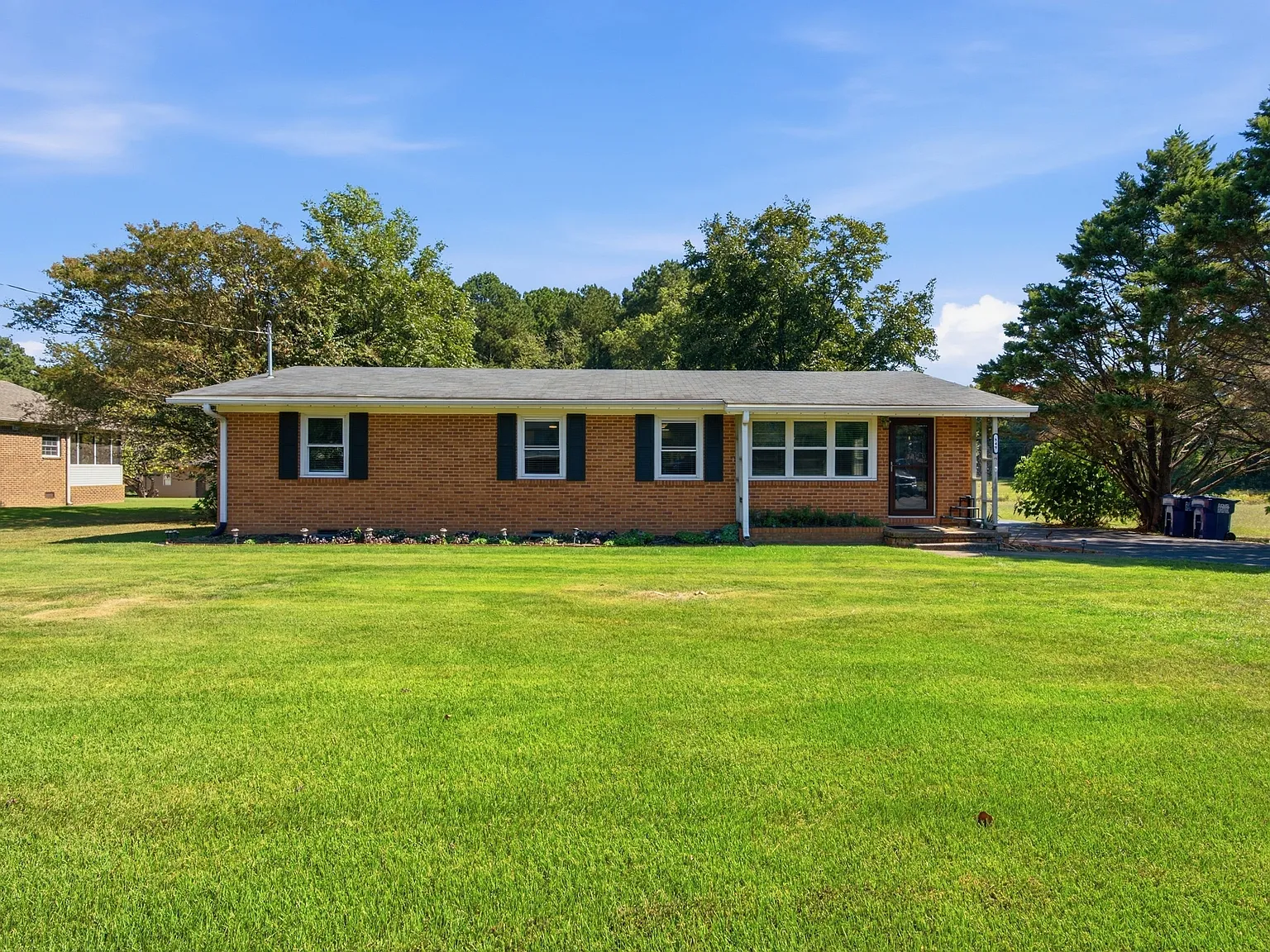 3 bed, 1988 sqft, $2,000 — Photo 2