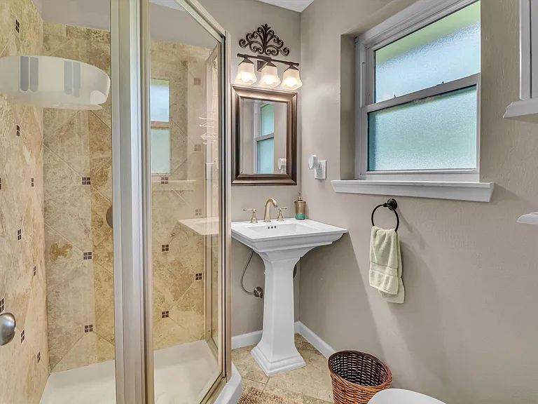 805 Bluebonnet Ln — Photo 22