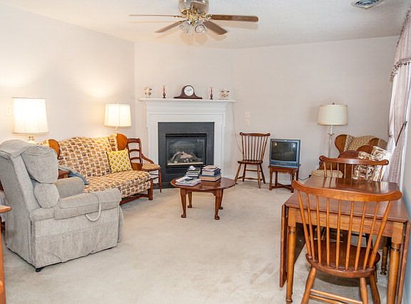 3rd image of 4700 Honeysuckle Ln