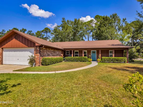 11 Royal Dr, Ocean Springs, MS 39564