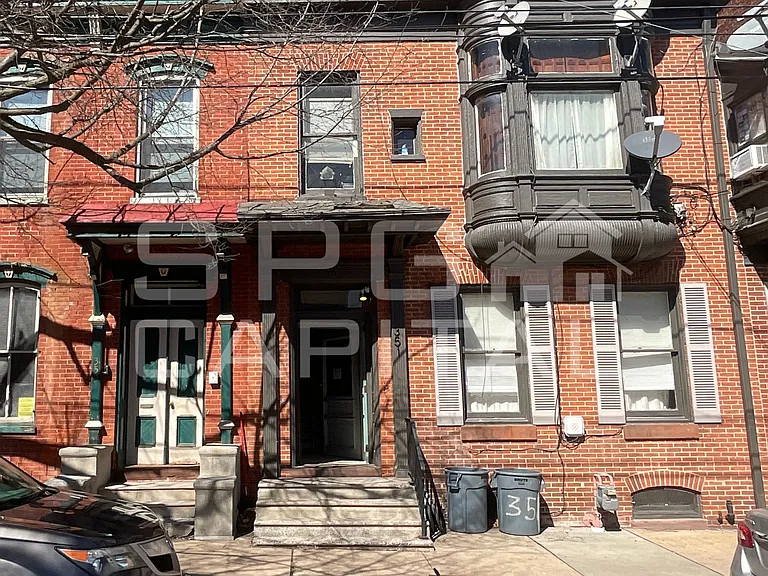 351 W King St — Photo 2