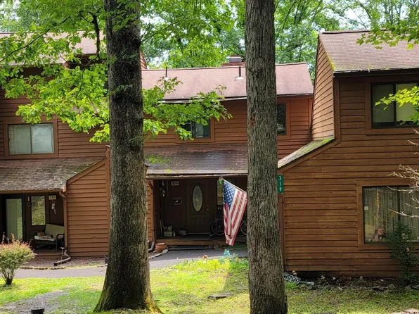 320 Crewe Ct, Bushkill, PA 18324