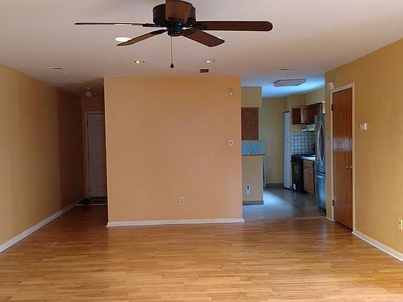3rd image of 329 Hampshire Dr