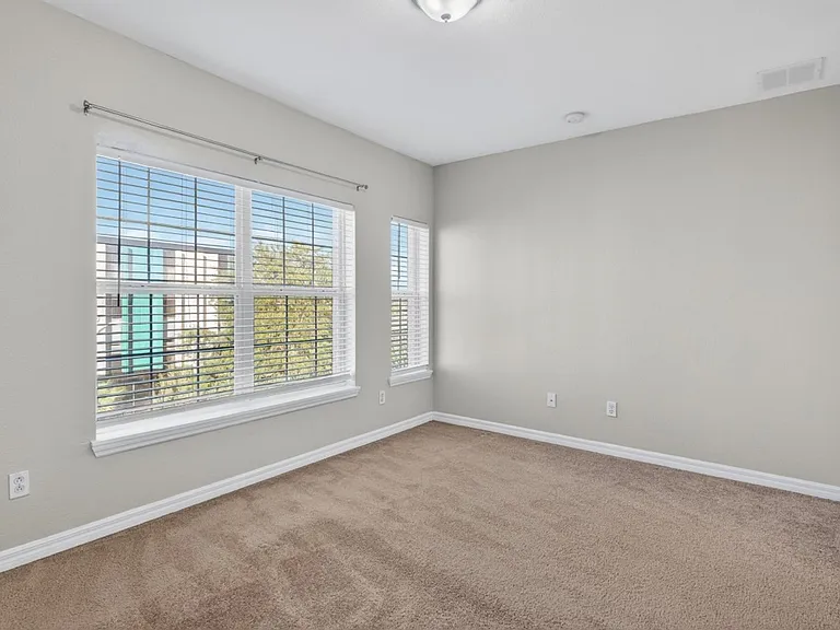 340 E Ashley St — Photo 15