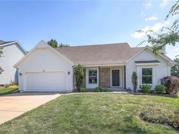 1021 E Pineview St, Olathe, KS 66061