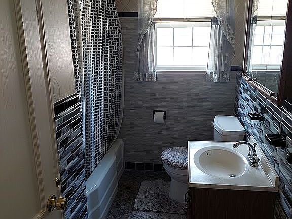 4th image of 728 E Woodlawn Ave
