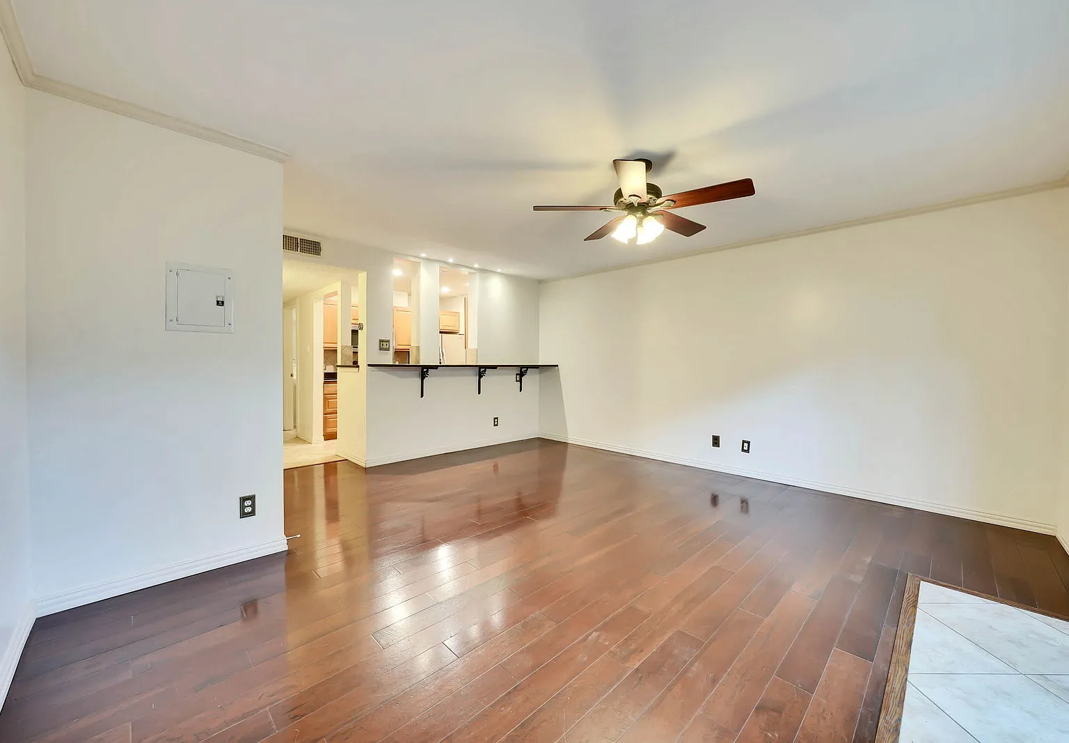2 bed, 1.5 bath, 935 sqft, $1,800 — Photo 3