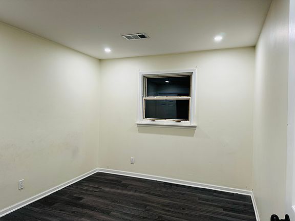 3rd image of 625 N Elmwood Dr APT 2