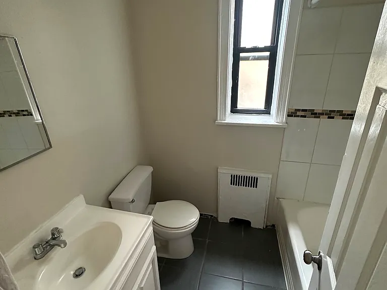 25-26 Van Velsor Pl #P2 — Photo 4