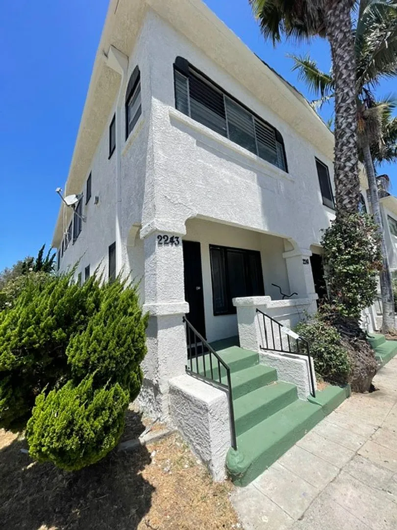 2229 Vineyard Ave — Photo 3