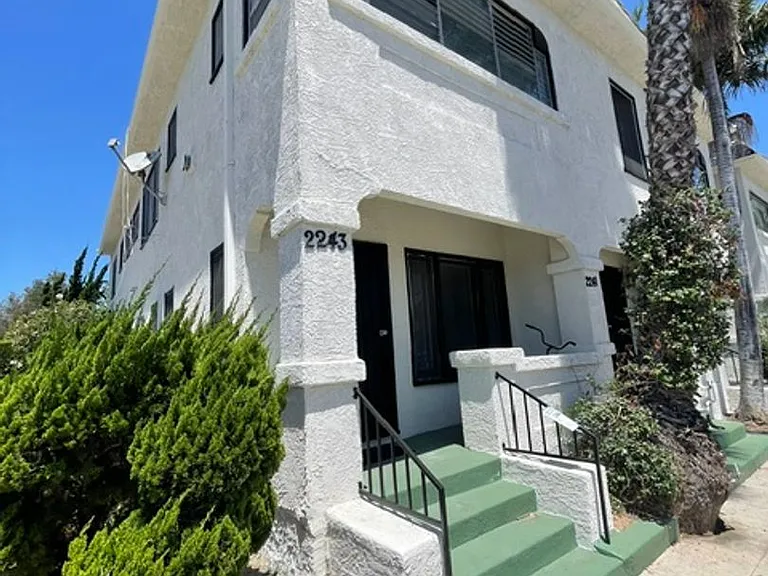 2229 Vineyard Ave — Photo 3