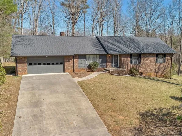 207 Cedar Ln, North Wilkesboro, NC 28659