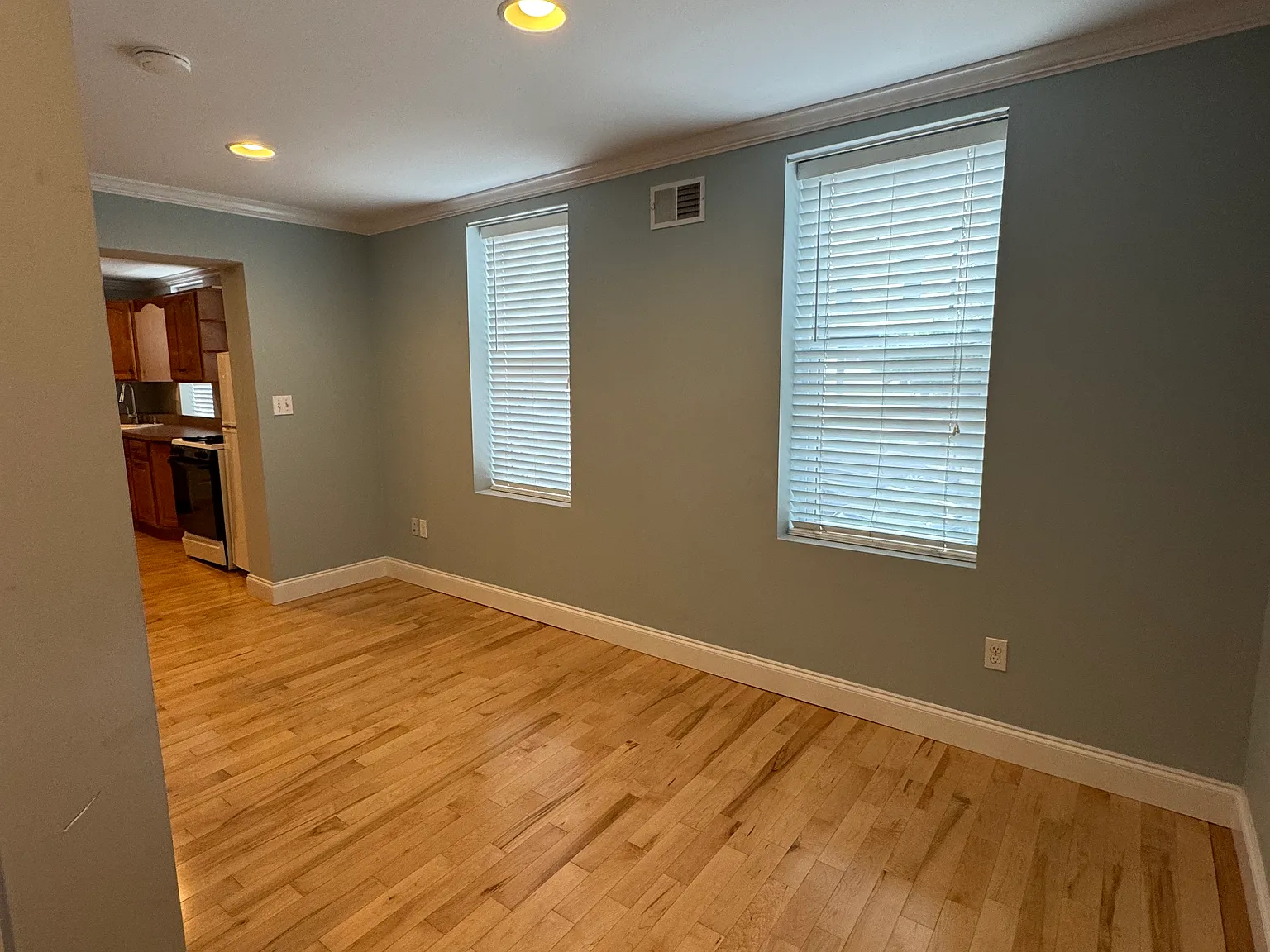 Studio, 700 sqft, $1,200 — Photo 2