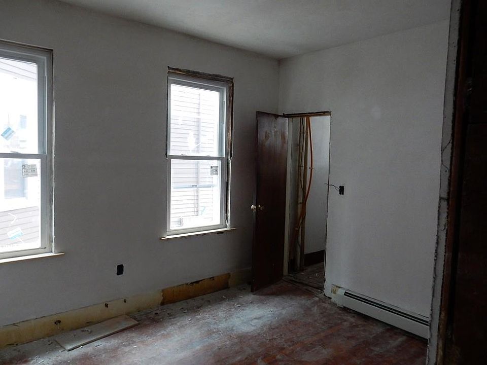 2nd image of 24 Havelock St #1
