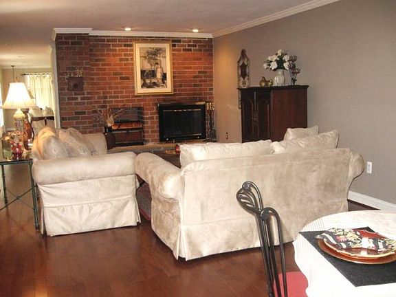 Family Room w/fireplace