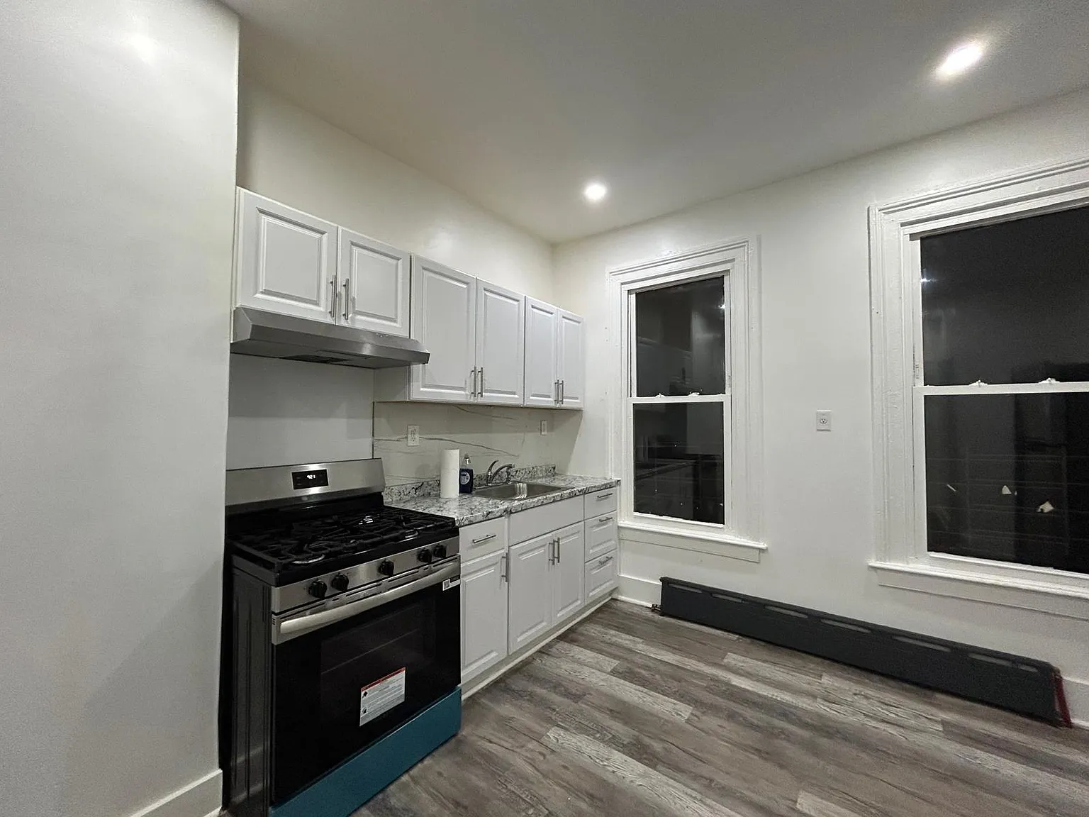 3 bed, 900 sqft, $1,875 — Photo 2