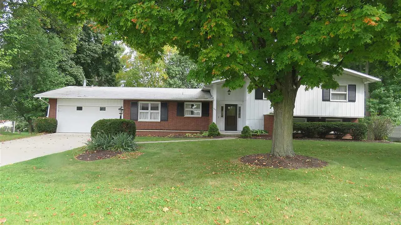203 Hillcrest Dr photo 1