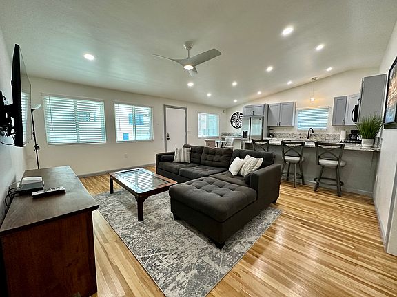 2nd image of 7670 La Jolla Blvd
