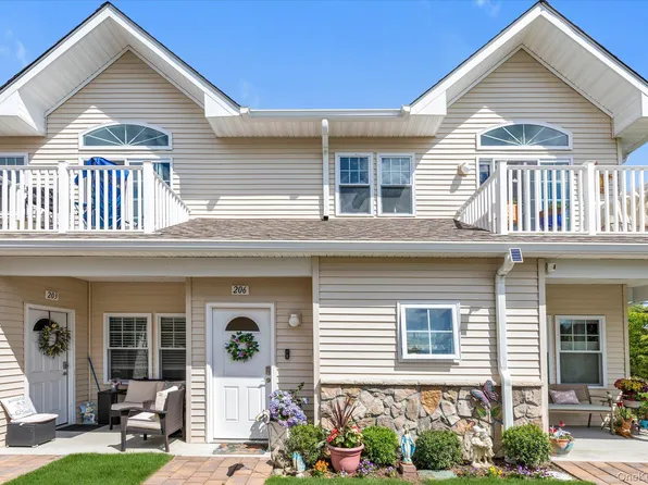 206 Anchor Court, Copiague, NY 11726