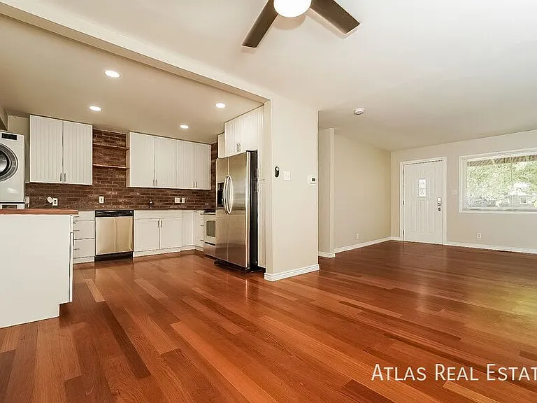 8900 Poze Blvd — Photo 5