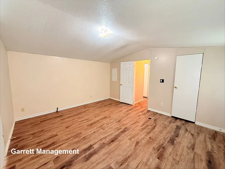 916 Iroquois Dr — Photo 10