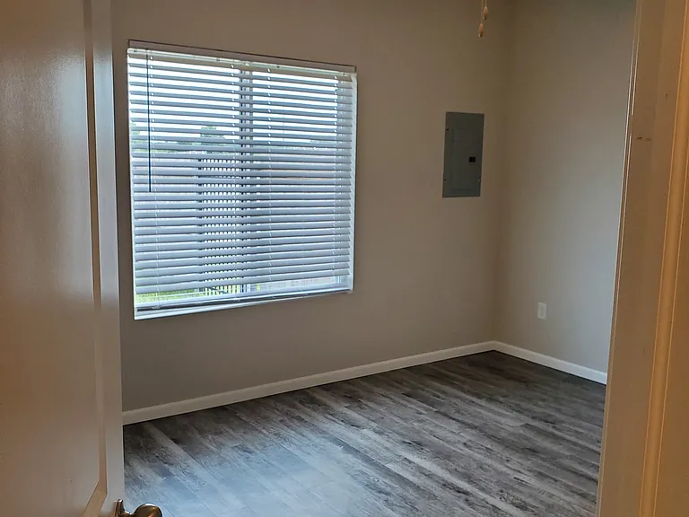 414 S Longbranch Dr — Photo 10