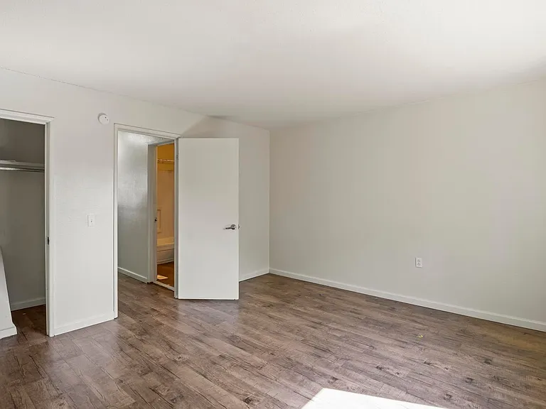 Westport Crossing Apartments — Photo 102