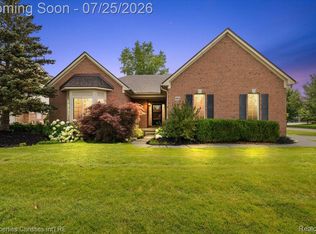 903 Westlake Ave, Oxford, MI 48371