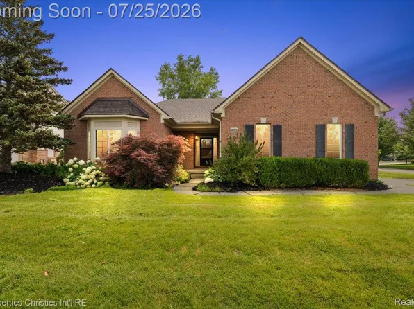 903 Westlake Ave, Oxford, MI 48371