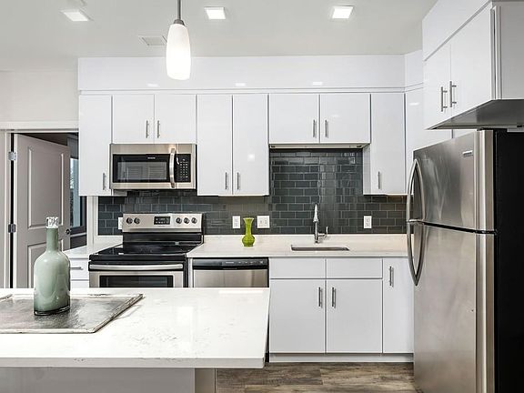 4th image of 10 Essex St #404