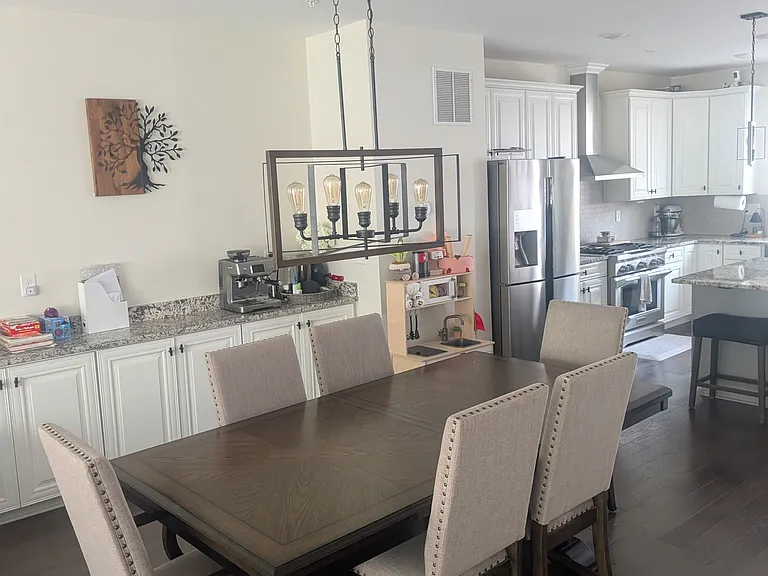 Dining that flows from the kitchen