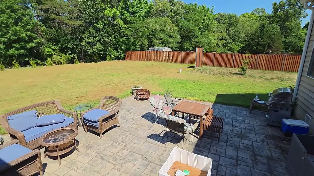 4 bed, 4737 sqft, $3,300 — Photo 2
