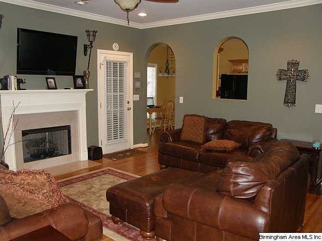 Huge Family Room with firepalce 