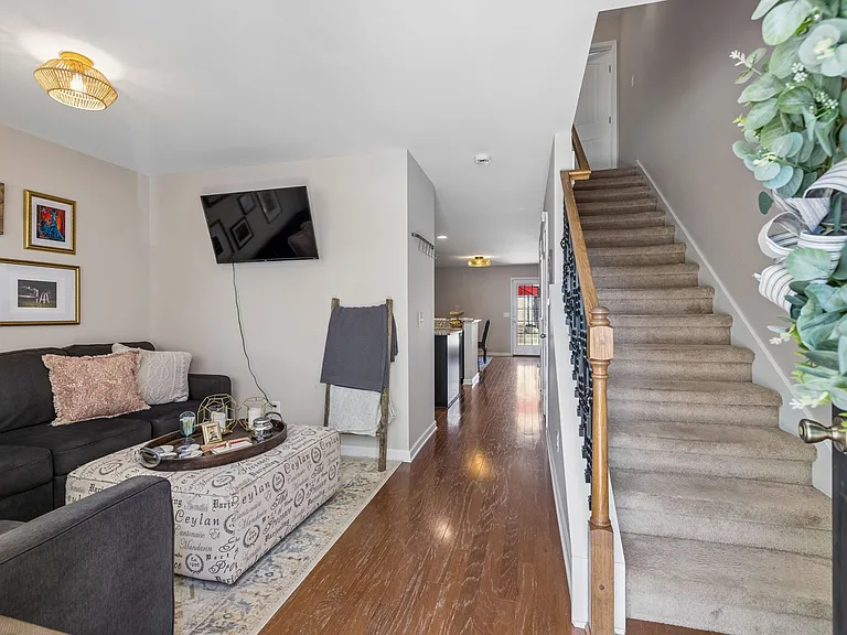 1319 Riverbrook Dr — Photo 4