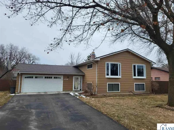 1714 Hodgson Rd, North Mankato, MN 56003