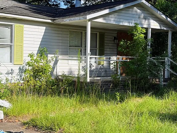 1313 Clan Campbell Dr, Raeford, NC 28376