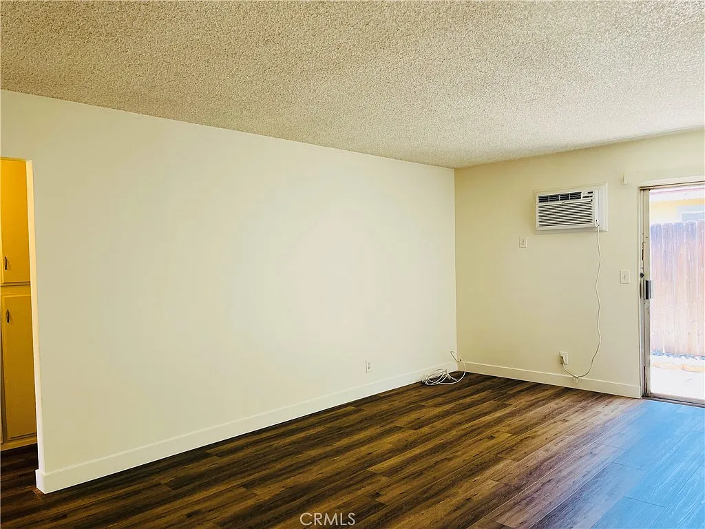 2 bed, 950 sqft, $2,745 — Photo 4