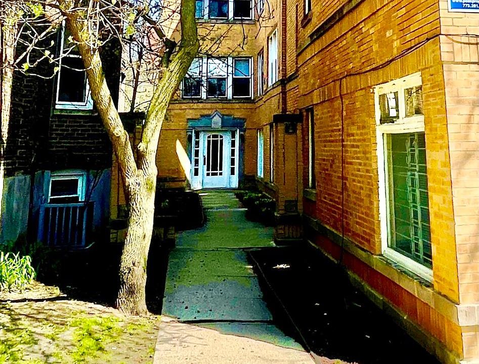 1st image of 3913 N Southport Ave #1E