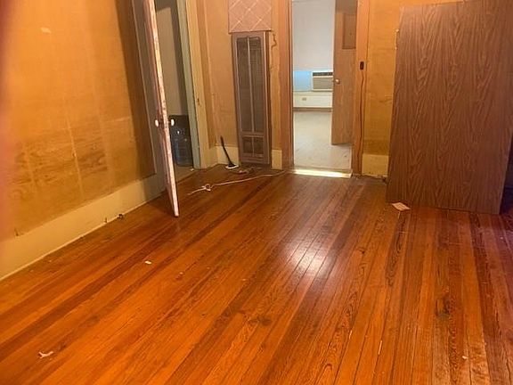 4th image of 607 N Railroad Ave